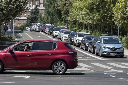 Un conductor se lleva las manos a la cabeza durante el atasco de ayer a las dos de la tarde en el cruce de Poniente con Isabel la Católica. PABLO REQUEJO / PHOTOGENIC