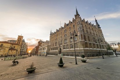 Edificio de la Casa Fernández y Andrés, conocida popularmente como la ‘Casa Botines’, apodo que derivó del apellido del comerciante catalán Juan Homs Botinás. El arquitecto levantó el inmueble en tan sólo diez meses.-L.P.