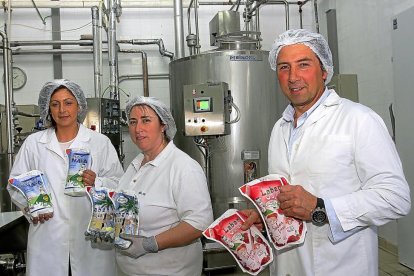 Carolina (i),  Águeda y José Ángel Valbuena con bolsas de  leche pasteurizada y leche fermentada.-BRÁGIMO