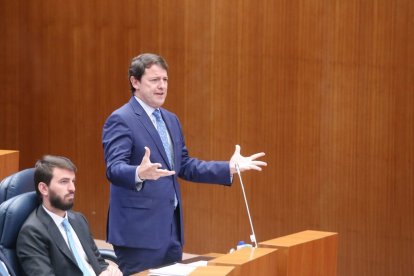 El presidente de la Junta de Castilla y León, Alfonso Fernández Mañueco, durante el pleno de las Cortes. Imagen de archivo.- ICAL