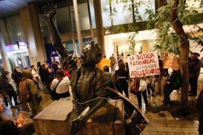 Manifestación en el consulado de Uruguay en defensa de María, el miércoles.-MAITE CRUZ