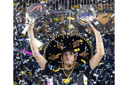 Arturo Coello posa eufórico en Monterrey tras el triunfo. / PREMIER PADEL