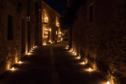 Imagen de una de las calles de Pedraza durante las Noches de las Velas, una seña de identidad en la villa.-L.P.