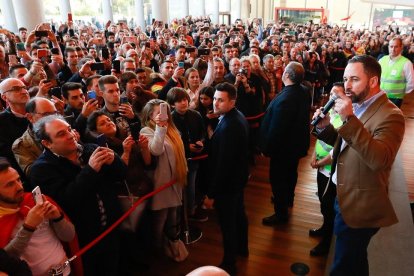 Santiago Abascal, antes del acto de campaña, se dirige a todos los ciudadanos que se han quedado fuera del auditorio.-J.M. LOSTAU