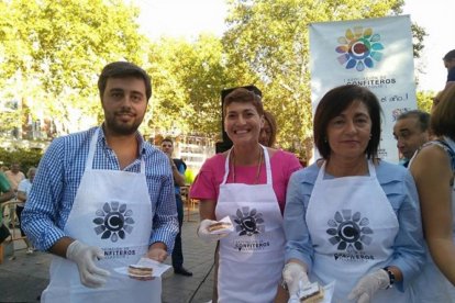 Un momento de la degustación gratuita del postre de Nuestra Señora de San Lorenzo.-EUROPA PRESS