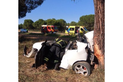 Accidente de tráfico en Nava del Rey.- TWITTER @BOMBEROSDIP_VLL