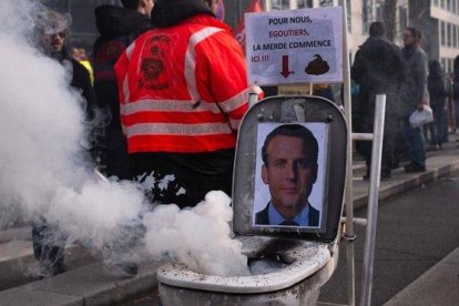 Imagen de la manifestación contra la reforma de las pensiones, este viernes en Lyón.-ROMAIN LAFABREGUE (AFP)