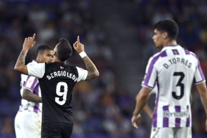 Sergio León celebra su gol ante Kenedy y Torres.