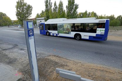 Un autobús espera la bajada y subida de pasaje en la parada de Auvasa ubicada junto al puente de piedra de Simancas.-J.M. LOSTAU