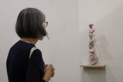 Una mujer contempla el 'Tótem' de Rubén Polanco. | BALCAZA