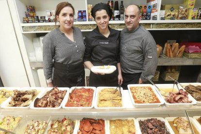 Carmen Tirado, en el centro, posa con la tapa que elaboró para el concurso, junto a Esperanza Bol y Raúl Ramos.-RAÚL G. OCHOA