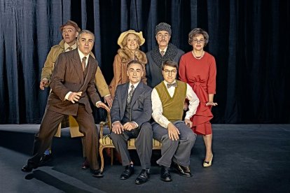 Los siete actores que pondrán en escena este fin de semana en el teatro Calderón ‘Nekrassov’, la única comedia de Sartre.-