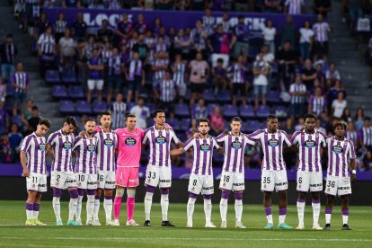Jugadores del Real Valladolid guardan el minuto de silencio en Zorrilla. / I. SOLA. / RV