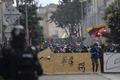 Barricadas en las calles de Colombia durante protestas sociales.-AFP