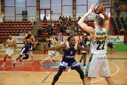 Gantt defiende a Rabaseda en un ataque durante el duelo en Torrelavega. / ALEGA GRUPO CANTABRIA