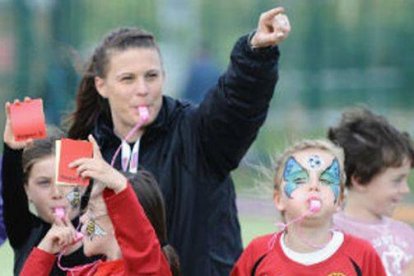 La colegiada inglesa Lucy May, en un acto con niñas.-Foto: FA.COM