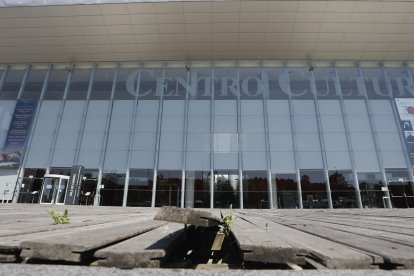 Tarima levantada en los accesos al centro cultural Miguel Delibes. | J. M. LOSTAU