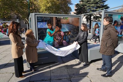 García Rodero descubre una fotografía en presencia de Redondo, Cano y Cebrián. | ICAL