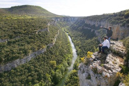 El Ebro ha tallado el espectacular paisaje que se aprecia desde ambas orillas del cañón.-ISRAEL L. MURILLO