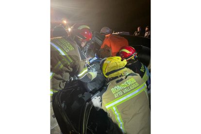 Intervención de los Bomberos Valladolid por una colisión frontolateral contra el soporte del viaducto donde fue rescatado un hombre. BOMBEROSVLL