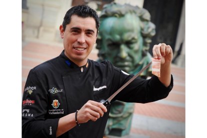 El cortador de jamón Diego Hernández en los Premios Goya de Valladolid. -PHOTOGENIC.