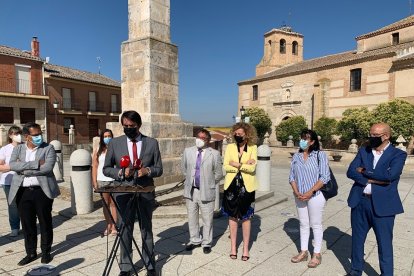 El consejero de Fomento y Medio Ambiente, Juan Carlos Suárez-Quiñones, en Villalar de los Comuneros. - ICAL