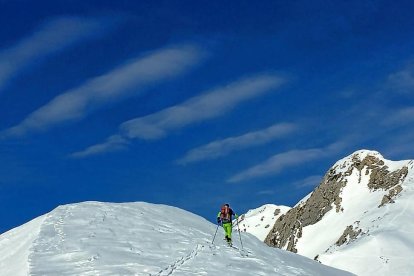 Un montañero avanza hacia la cumbre de Los Bígaros.-N.S.