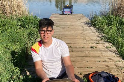 El zamorano Marcos Hernando con un barbo en una competición de pesca de Agua Dulce. / L. D. FUENTE