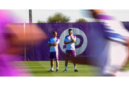 Paulo Pezzolano durante una sesión de entrenamiento esta semana en los Anexos. / PHOTOGENIC