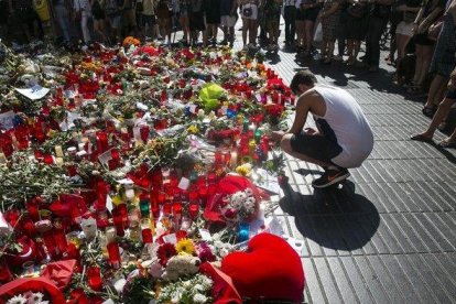 Ofrendas en la Rambla de Barcelona, tras el atentado del 17-A.-JOAN PUIG