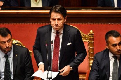 Giuseppe Conte, entre Salvini y Di Maio, este martes en el Senado.-ANDREAS SOLARO (AFP)