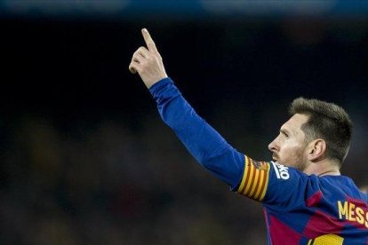 Messi celebra su segundo gol al Mallorca señalando a su familia en el Camp Nou.-jORDI COTRINA