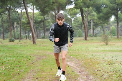 Rubén Leonardo durante un entrenamiento en el Pinar de Antequera. / LOSTAU