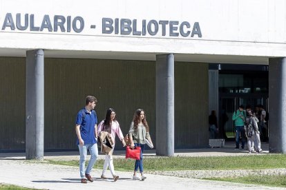 Alumnos de la UVa salen de la biblioteca del Campus Miguel Delibes.-MIGUEL ÁNGEL SANTOS