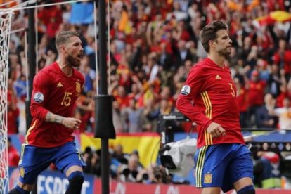 Sergio Ramos y Gerard Piqué, en un partido de la pasada Eurocopa-EFE / JUANJO MARTÍN