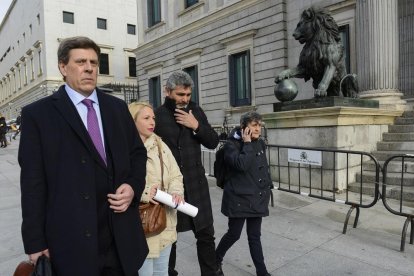 Juan Carlos Quer, a la izquierda, en la entrada al Congreso de los Diputados.-BERNARDO DÍAZ