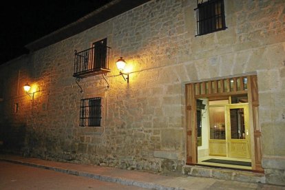 Imagen nocturna de la Casona de Montealegre.