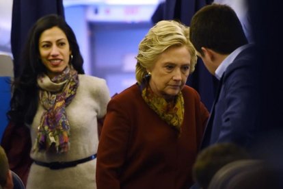 La candidata demócrata Hillary Clinton junto a miembros de su equipo.-AFP / ROBYN BECK
