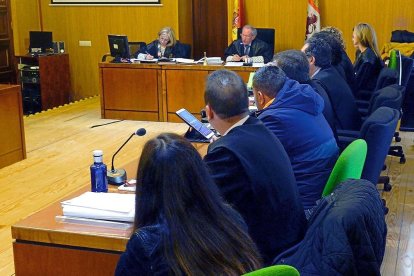 Juicio con jurado por el caso Sara con la acusada Davinia en primer término y Roberto, tercero (con capucha) en la bancada de las partes.-POOL EFE