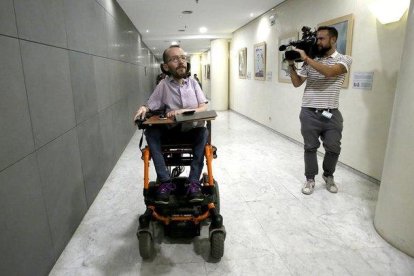 Pablo Echenique en los pasillos del Congreso.-DAVID CASTRO