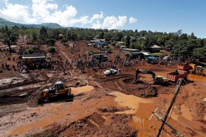 Vista aérea de las labores de rescate en la zona afectada por las inundaciones en Solai.-/ THOMAS MUKOYA (REUTERS)