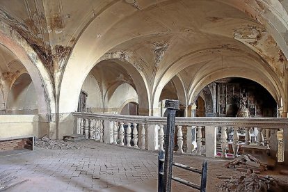 Bóveda de la Iglesia de San Miguel en Pedrosa del Rey, con abundantes humedades y grietas.-EL MUNDO