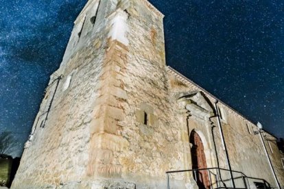 Arriba, iglesia de Muriel el Viejo en una toma de cielo profundo; abajo, uno de los observatorios estelares en la sierra abulense de Gredos.-E. SAN ANDRÉS