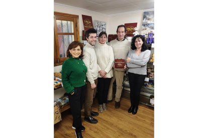 Manuel de Prado (en el centro) junto a su hermano Enrique y las esposas que gestionan la empresa palentina que da empleo a una treintena de personas del entorno, el 60% mujeres.- LA POSADA