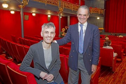 El director del documental, Rubén Alonso, y Mario Conde, ayer, antes de la proyección.-J. M. Lostau