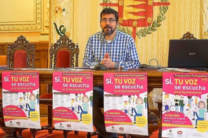 El concejal Alberto Bustos durante la presentación de los presupuestos participativos.-E.M.