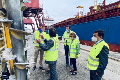 Puente y Chávez (C) en su visita al puerto de Santander. - EUROPA PRESS