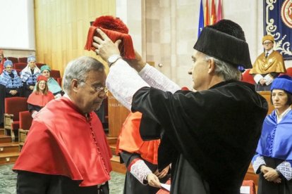 El docente e investigador en el campo del Derecho Económico António José Avelas Nunes es investido Doctor Honoris Causa por el rector de la UVa, Antonio Largo-R. Valtero / ICAL
