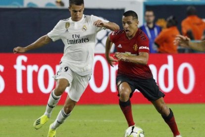 El jugador Sergio Reguilón, del Real Madrid, disputa el balón con Alexis Sánchez, del Manchester United, durante un partido de la Copa Internacional de Campeones.-JOE SKIPPER (EFE)