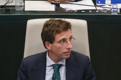 El alcalde de Madrid, José Luis Martínez-Almeida, durante el Pleno del Ayuntamiento de Madrid, en el Palacio de Cibeles. -EP